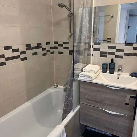 Appartement Port - Terrasse - Parking - Piscine *