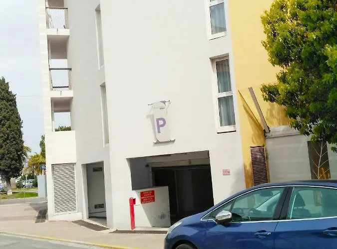 Port - Terrasse - Parking - Piscine Daire